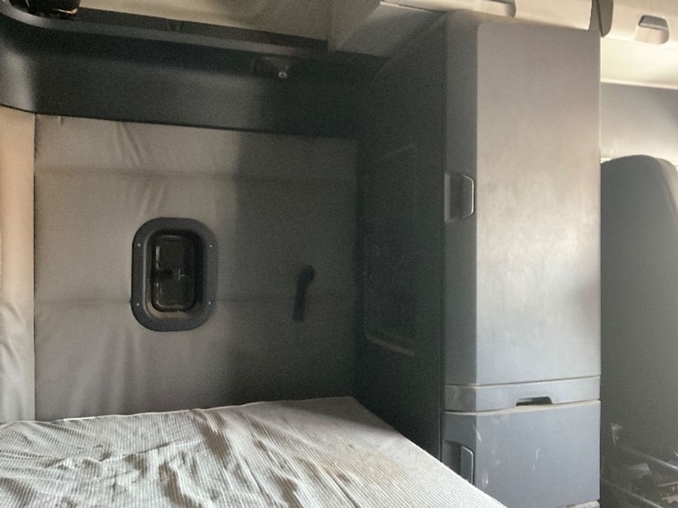Sleeper Tractor-Heavy Duty Tractors-Freightliner-2019-T12664ST-Canton-OH-433,165\n\t\tmiles-$ 52,250 - Image 17