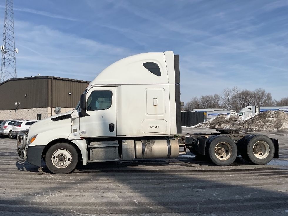 Sleeper Tractor-Heavy Duty Tractors-Freightliner-2019-T12664ST-Canton-OH-433,165\n\t\tmiles-$ 52,250 - Image 4