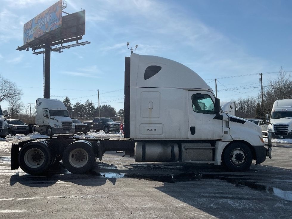 Sleeper Tractor-Heavy Duty Tractors-Freightliner-2019-T12664ST-Canton-OH-433,165\n\t\tmiles-$ 52,250 - Image 8
