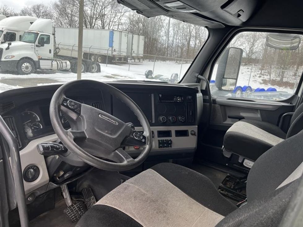 Sleeper Tractor-Heavy Duty Tractors-Freightliner-2019-T12664ST-Canton-OH-433,165\n\t\tmiles-$ 52,250 - Image 9