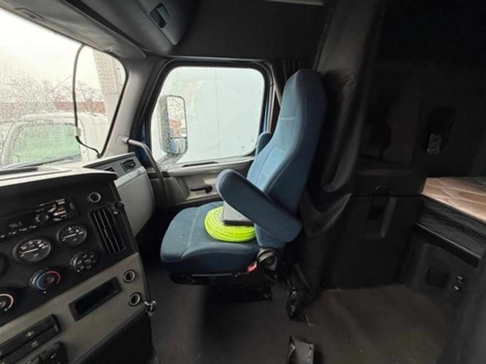 Sleeper Tractor-Heavy Duty Tractors-Freightliner-2019-T12664ST-Capitol Heights-MD-531,653\n\t\tmiles-$ 51,000 - Image 10