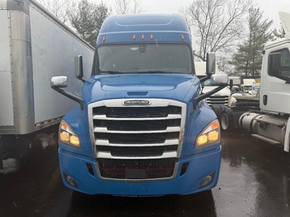 Sleeper Tractor-Heavy Duty Tractors-Freightliner-2019-T12664ST-Capitol Heights-MD-531,653\n\t\tmiles-$ 51,000 - Image 2