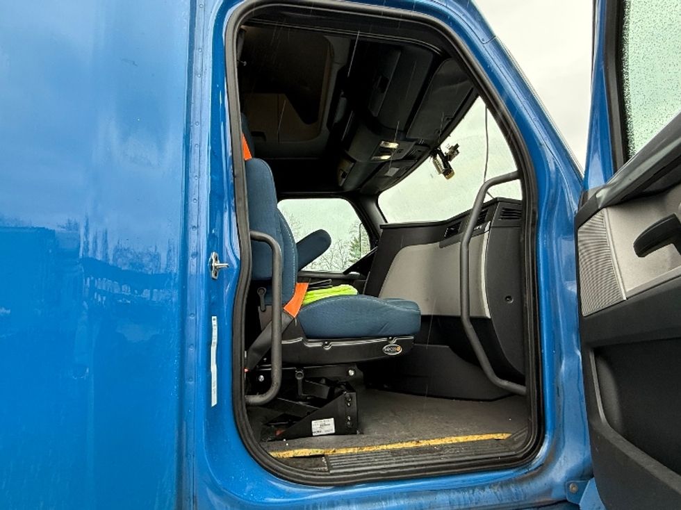 Sleeper Tractor-Heavy Duty Tractors-Freightliner-2019-T12664ST-Capitol Heights-MD-531,653\n\t\tmiles-$ 51,000 - Image 9