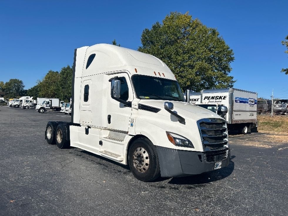 Sleeper Tractor-Heavy Duty Tractors-Freightliner-2019-T12664ST-Charlotte-NC-691,150\n\t\tmiles-$ 48,000 - Image 1