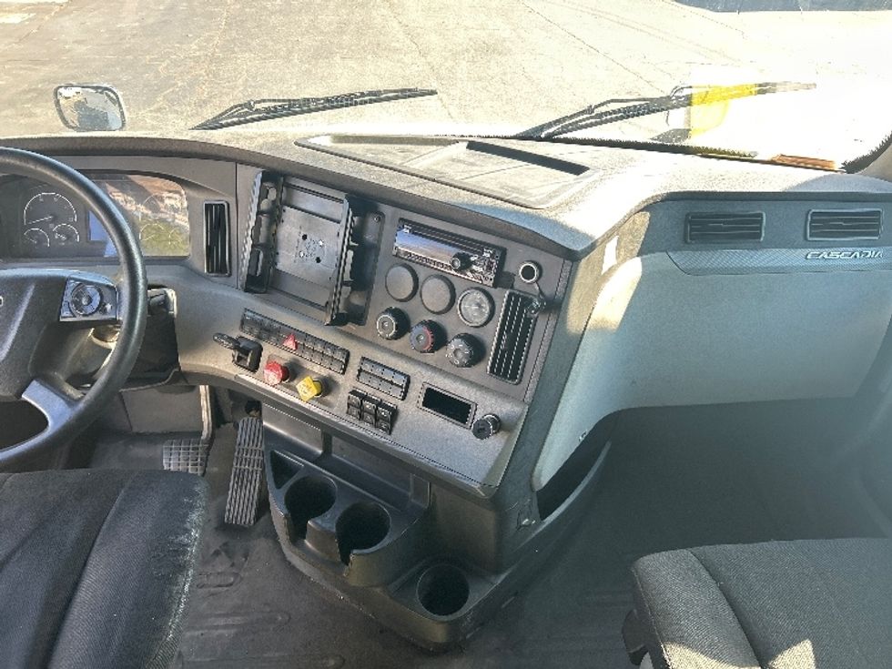 Sleeper Tractor-Heavy Duty Tractors-Freightliner-2019-T12664ST-Charlotte-NC-691,150\n\t\tmiles-$ 48,000 - Image 12