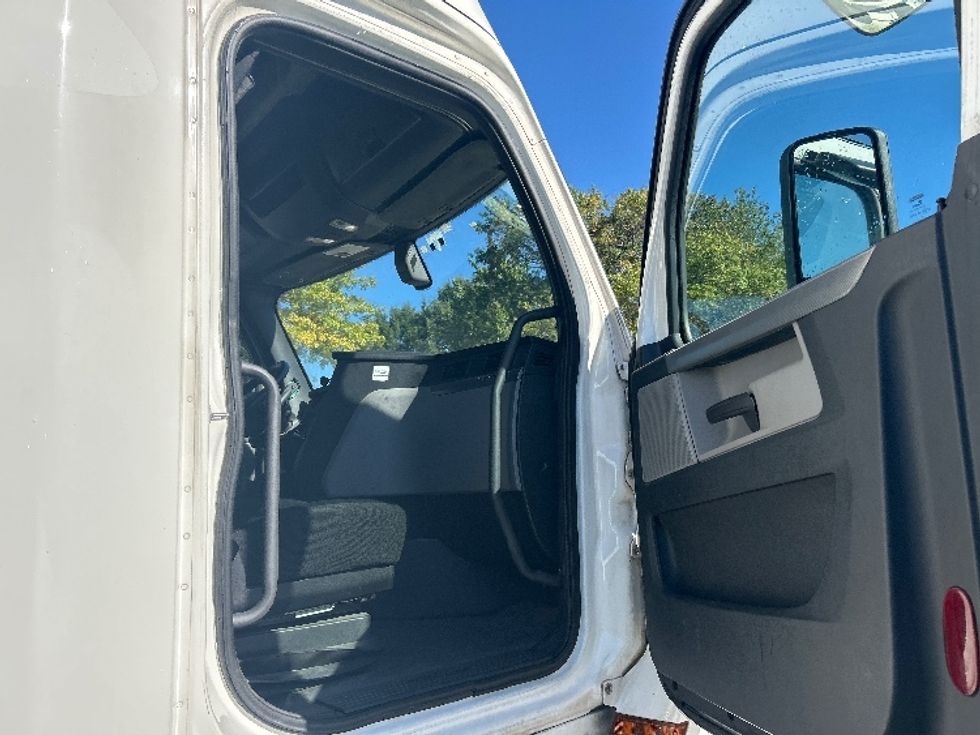 Sleeper Tractor-Heavy Duty Tractors-Freightliner-2019-T12664ST-Charlotte-NC-691,150\n\t\tmiles-$ 48,000 - Image 13