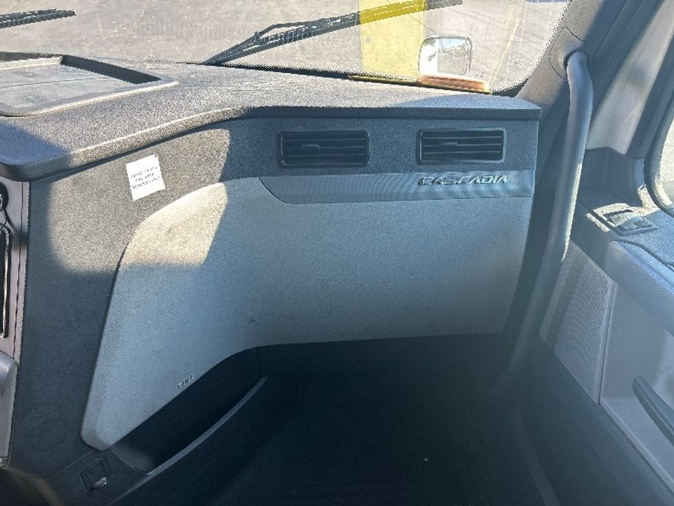 Sleeper Tractor-Heavy Duty Tractors-Freightliner-2019-T12664ST-Charlotte-NC-691,150\n\t\tmiles-$ 48,000 - Image 14