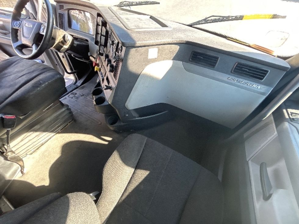 Sleeper Tractor-Heavy Duty Tractors-Freightliner-2019-T12664ST-Charlotte-NC-691,150\n\t\tmiles-$ 48,000 - Image 15