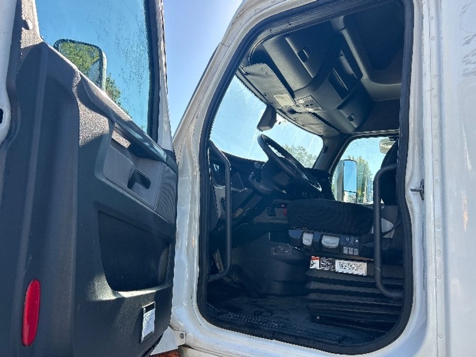 Sleeper Tractor-Heavy Duty Tractors-Freightliner-2019-T12664ST-Charlotte-NC-691,150\n\t\tmiles-$ 48,000 - Image 9