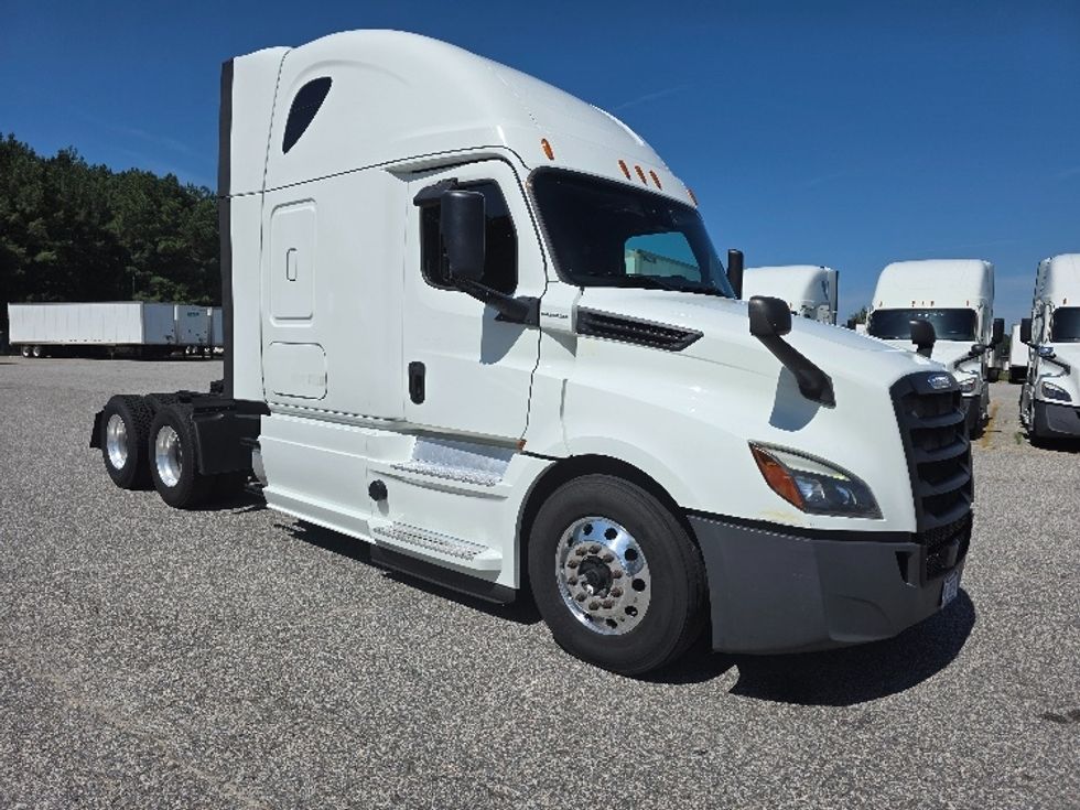 Sleeper Tractor-Heavy Duty Tractors-Freightliner-2019-T12664ST-Chester-VA-581,390\n\t\tmiles-$ 53,000 - Image 1