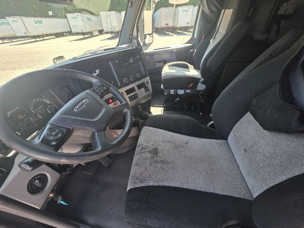 Sleeper Tractor-Heavy Duty Tractors-Freightliner-2019-T12664ST-Chester-VA-581,390\n\t\tmiles-$ 53,000 - Image 10