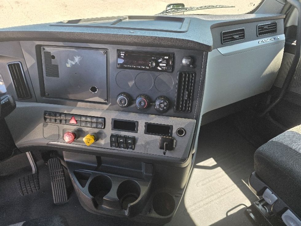 Sleeper Tractor-Heavy Duty Tractors-Freightliner-2019-T12664ST-Chester-VA-581,390\n\t\tmiles-$ 53,000 - Image 12