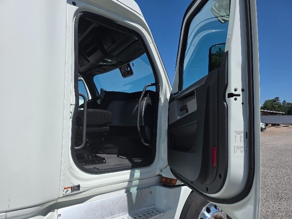 Sleeper Tractor-Heavy Duty Tractors-Freightliner-2019-T12664ST-Chester-VA-581,390\n\t\tmiles-$ 53,000 - Image 13