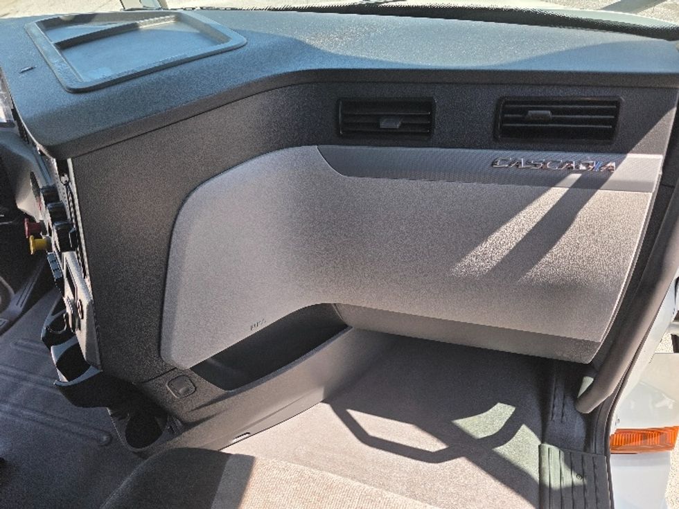 Sleeper Tractor-Heavy Duty Tractors-Freightliner-2019-T12664ST-Chester-VA-581,390\n\t\tmiles-$ 53,000 - Image 14