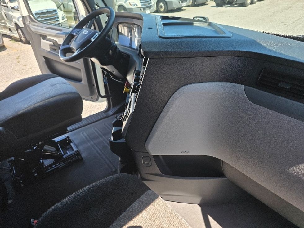 Sleeper Tractor-Heavy Duty Tractors-Freightliner-2019-T12664ST-Chester-VA-581,390\n\t\tmiles-$ 53,000 - Image 15