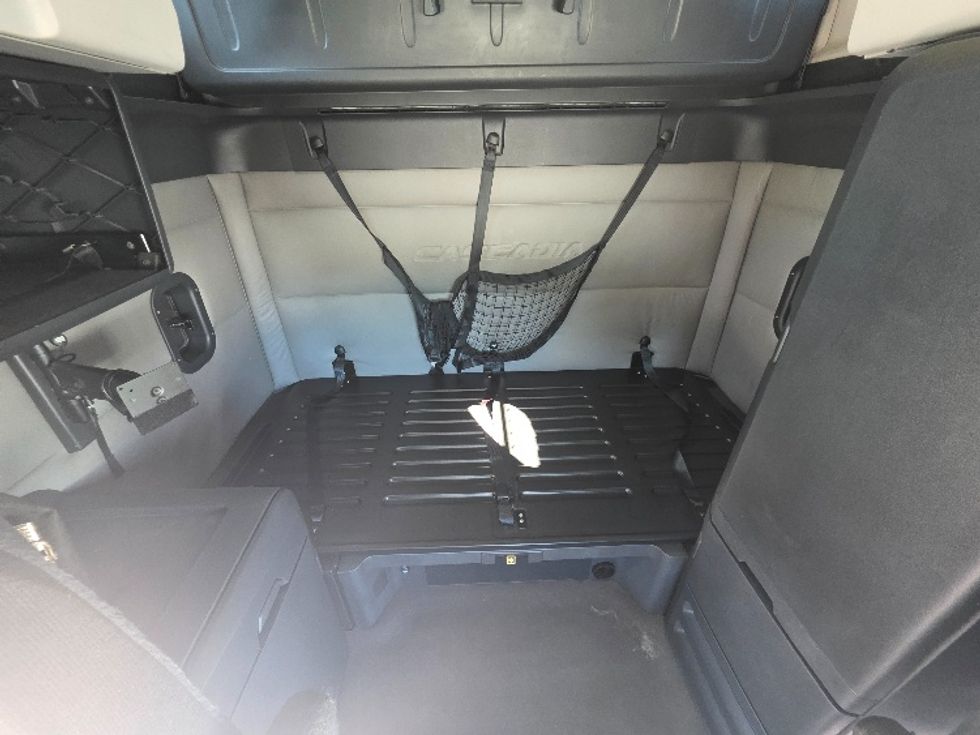 Sleeper Tractor-Heavy Duty Tractors-Freightliner-2019-T12664ST-Chester-VA-581,390\n\t\tmiles-$ 53,000 - Image 16