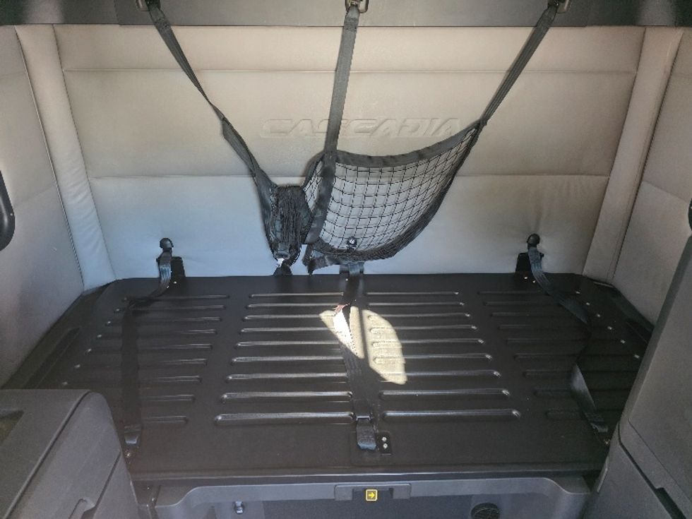 Sleeper Tractor-Heavy Duty Tractors-Freightliner-2019-T12664ST-Chester-VA-581,390\n\t\tmiles-$ 53,000 - Image 17