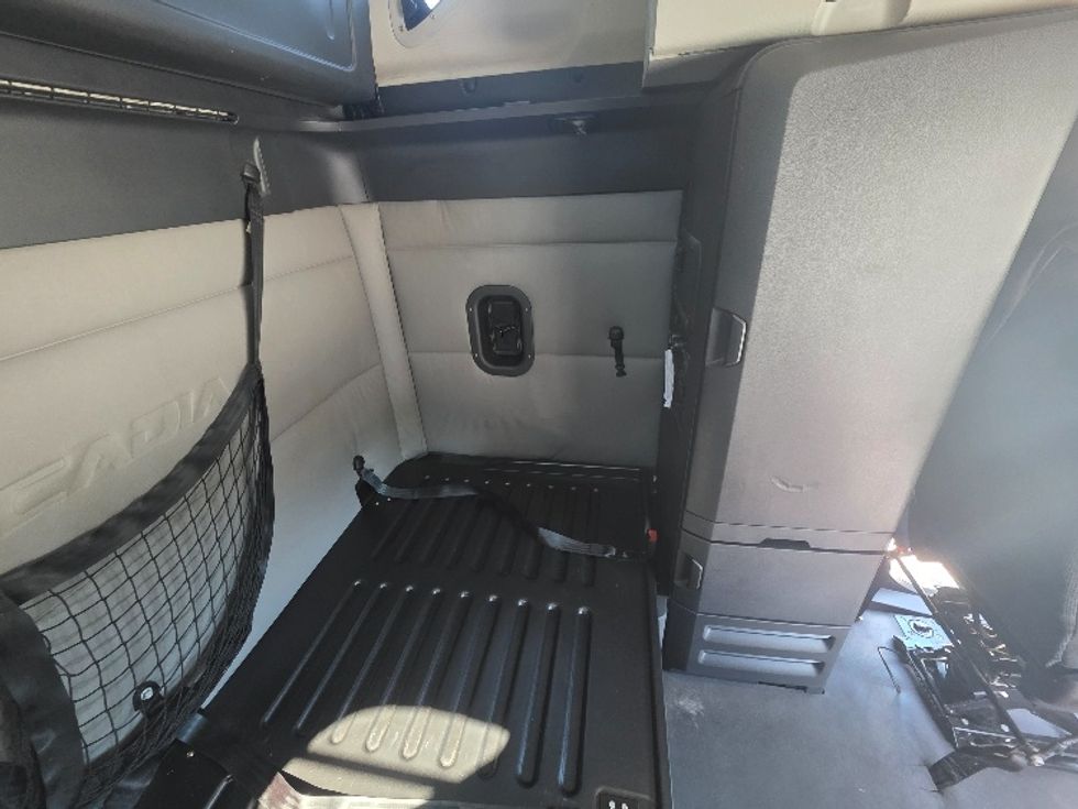 Sleeper Tractor-Heavy Duty Tractors-Freightliner-2019-T12664ST-Chester-VA-581,390\n\t\tmiles-$ 53,000 - Image 18