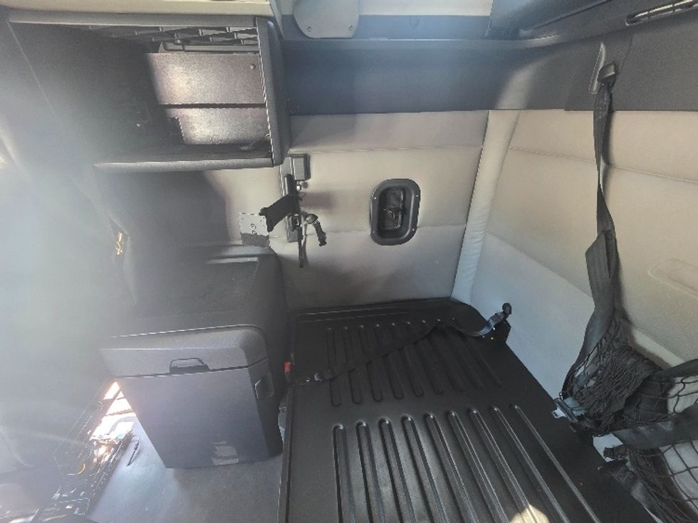 Sleeper Tractor-Heavy Duty Tractors-Freightliner-2019-T12664ST-Chester-VA-581,390\n\t\tmiles-$ 53,000 - Image 19