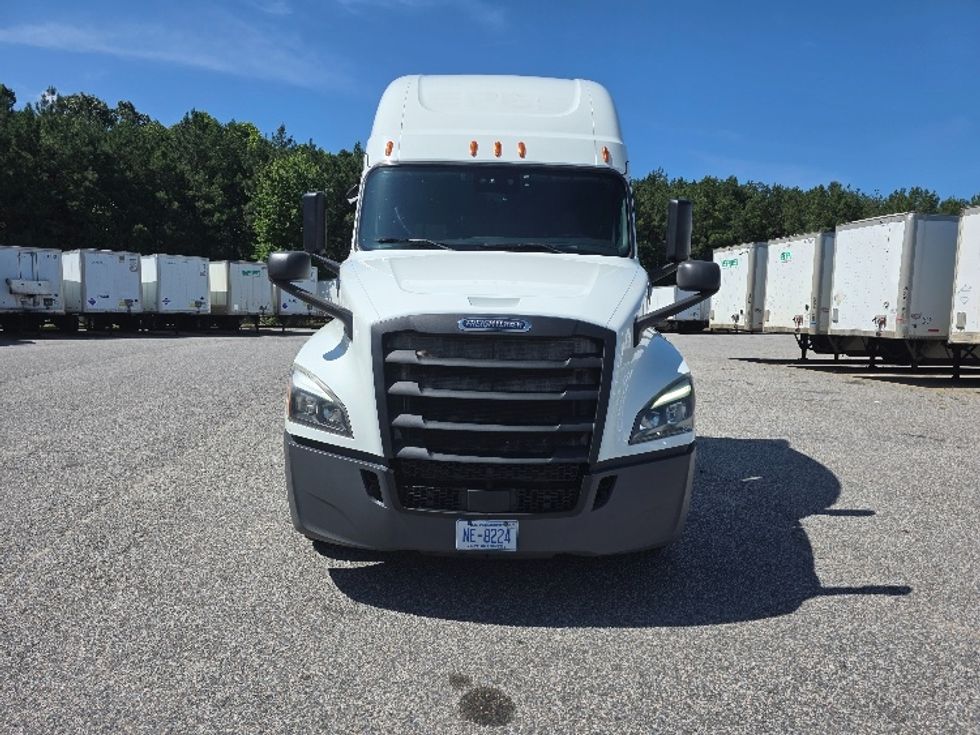 Sleeper Tractor-Heavy Duty Tractors-Freightliner-2019-T12664ST-Chester-VA-581,390\n\t\tmiles-$ 53,000 - Image 2
