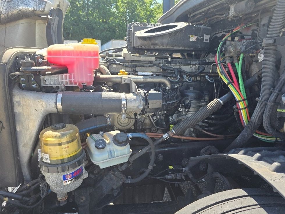 Sleeper Tractor-Heavy Duty Tractors-Freightliner-2019-T12664ST-Chester-VA-581,390\n\t\tmiles-$ 53,000 - Image 21