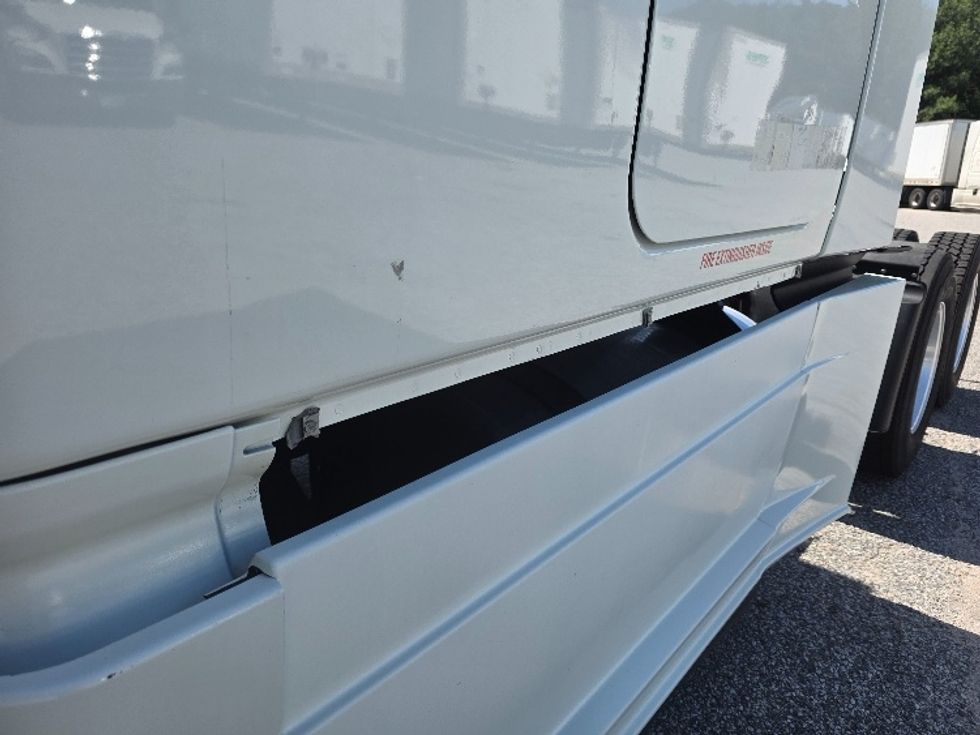 Sleeper Tractor-Heavy Duty Tractors-Freightliner-2019-T12664ST-Chester-VA-581,390\n\t\tmiles-$ 53,000 - Image 22