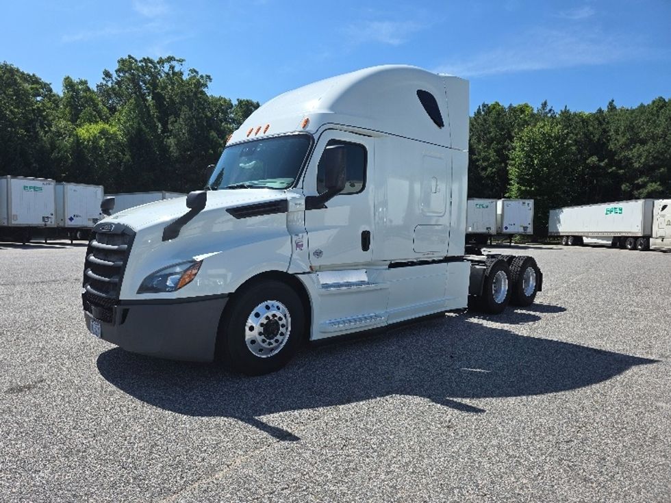 Sleeper Tractor-Heavy Duty Tractors-Freightliner-2019-T12664ST-Chester-VA-581,390\n\t\tmiles-$ 53,000 - Image 3