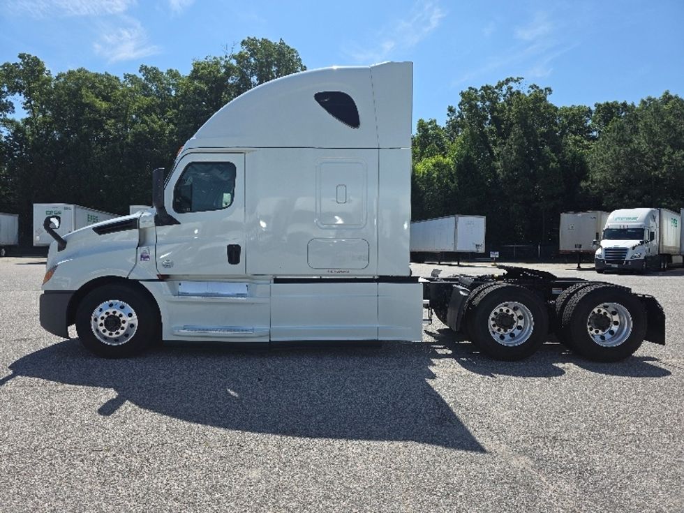 Sleeper Tractor-Heavy Duty Tractors-Freightliner-2019-T12664ST-Chester-VA-581,390\n\t\tmiles-$ 53,000 - Image 4