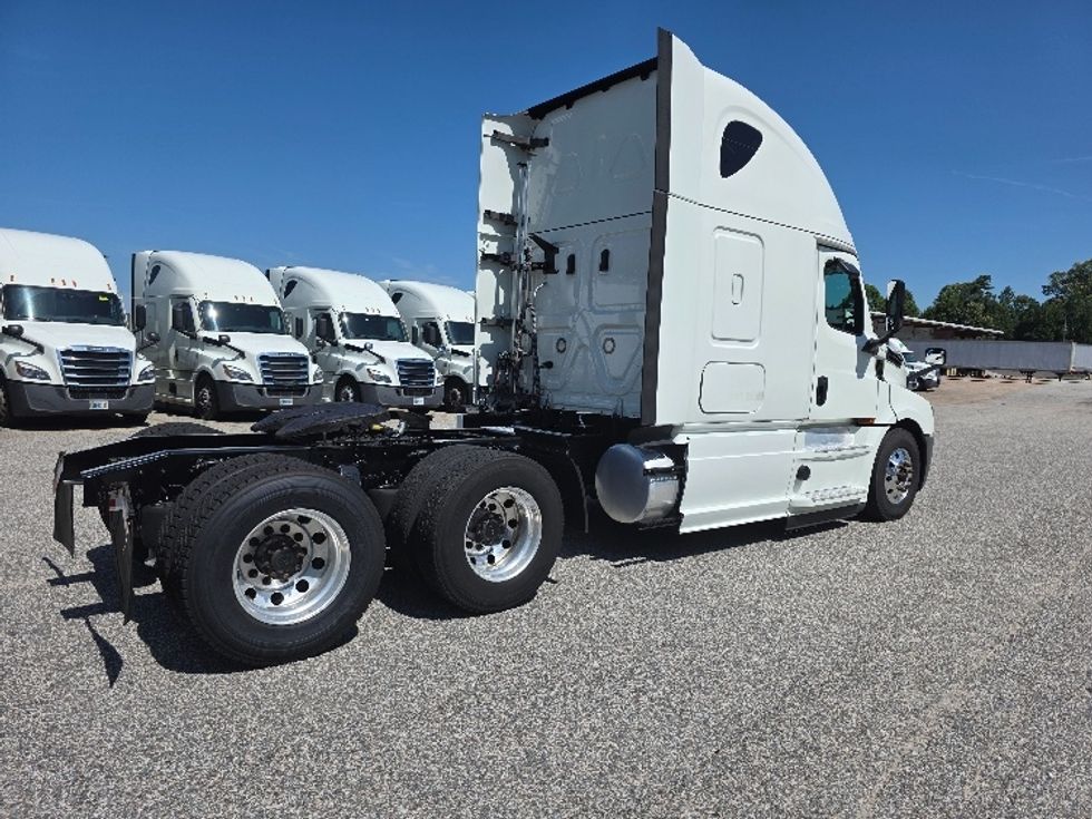 Sleeper Tractor-Heavy Duty Tractors-Freightliner-2019-T12664ST-Chester-VA-581,390\n\t\tmiles-$ 53,000 - Image 7