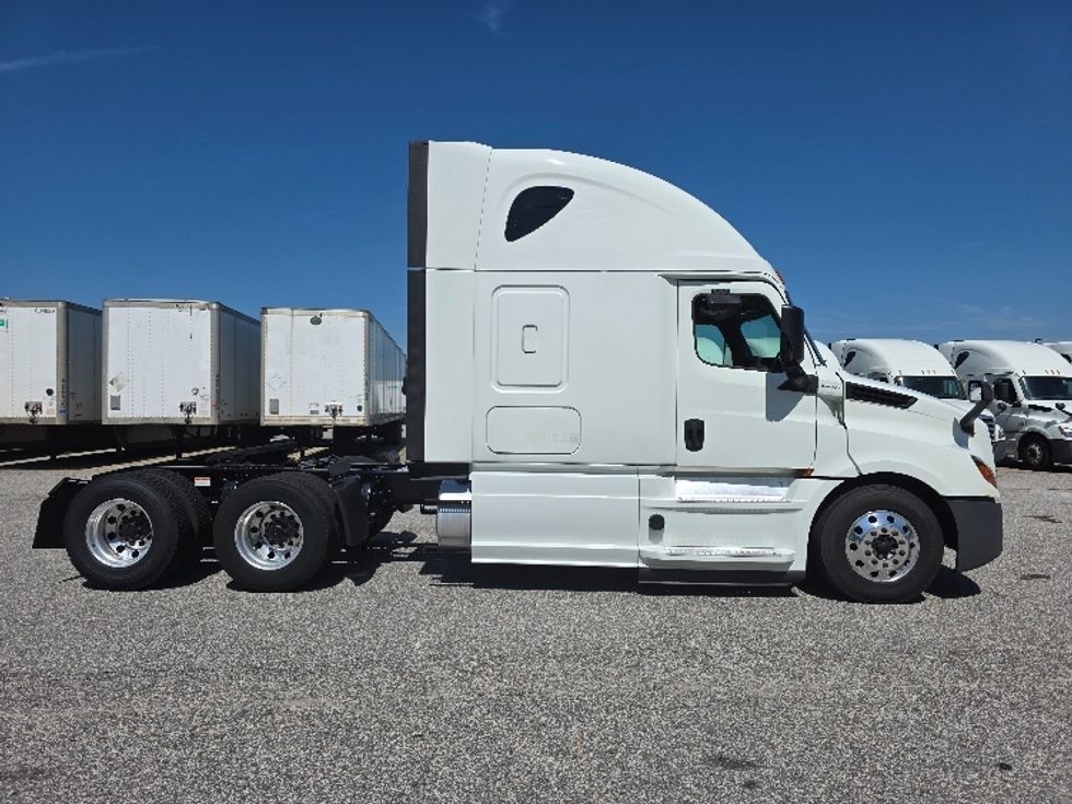 Sleeper Tractor-Heavy Duty Tractors-Freightliner-2019-T12664ST-Chester-VA-581,390\n\t\tmiles-$ 53,000 - Image 8