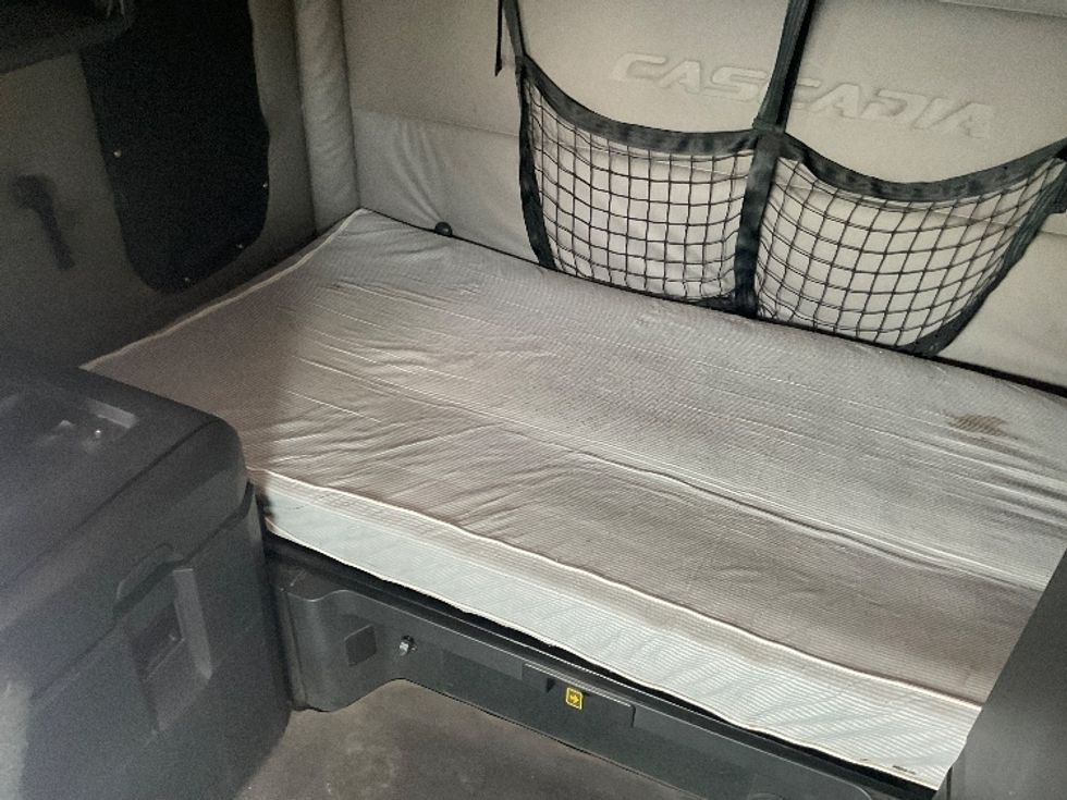 Sleeper Tractor-Heavy Duty Tractors-Freightliner-2019-T12664ST-Chino-CA-463,914\n\t\tmiles-$ 67,000 - Image 17