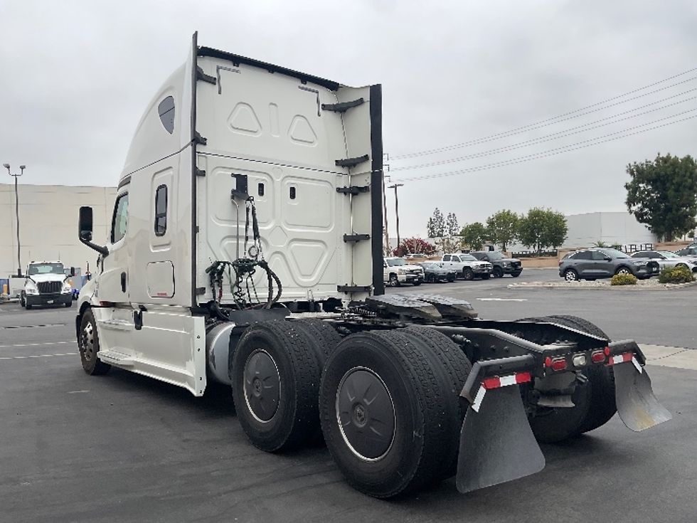 Sleeper Tractor-Heavy Duty Tractors-Freightliner-2019-T12664ST-Chino-CA-463,914\n\t\tmiles-$ 67,000 - Image 5