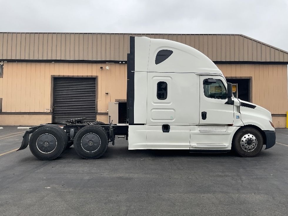 Sleeper Tractor-Heavy Duty Tractors-Freightliner-2019-T12664ST-Chino-CA-463,914\n\t\tmiles-$ 67,000 - Image 8