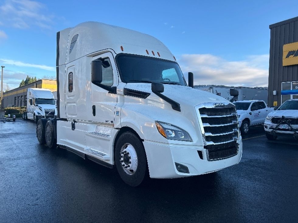 Sleeper Tractor-Heavy Duty Tractors-Freightliner-2019-T12664ST-Clackamas-OR-434,400\n\t\tmiles-$ 63,250 - Image 1