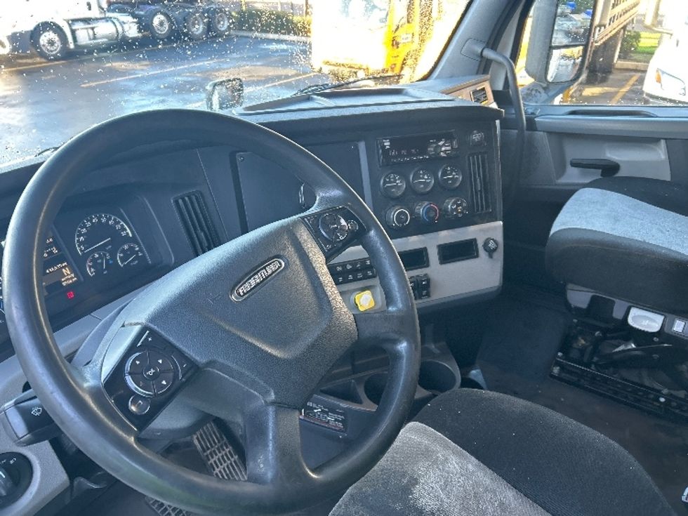 Sleeper Tractor-Heavy Duty Tractors-Freightliner-2019-T12664ST-Clackamas-OR-434,400\n\t\tmiles-$ 63,250 - Image 10