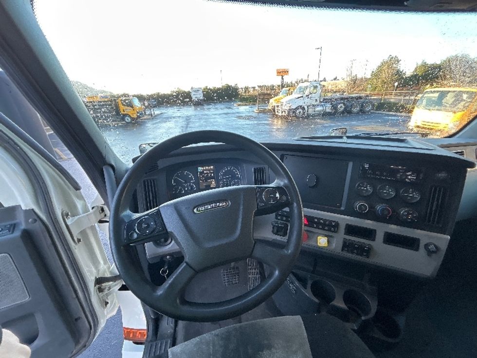 Sleeper Tractor-Heavy Duty Tractors-Freightliner-2019-T12664ST-Clackamas-OR-434,400\n\t\tmiles-$ 63,250 - Image 11
