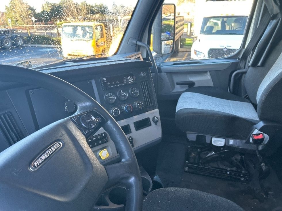 Sleeper Tractor-Heavy Duty Tractors-Freightliner-2019-T12664ST-Clackamas-OR-434,400\n\t\tmiles-$ 63,250 - Image 12