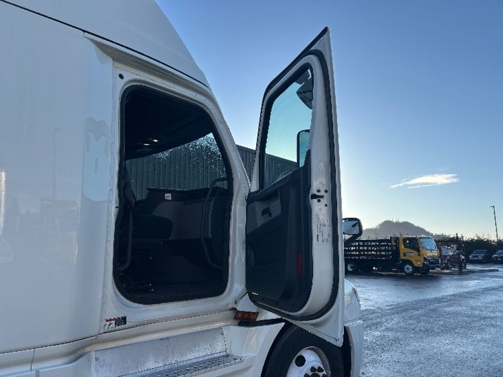 Sleeper Tractor-Heavy Duty Tractors-Freightliner-2019-T12664ST-Clackamas-OR-434,400\n\t\tmiles-$ 63,250 - Image 13