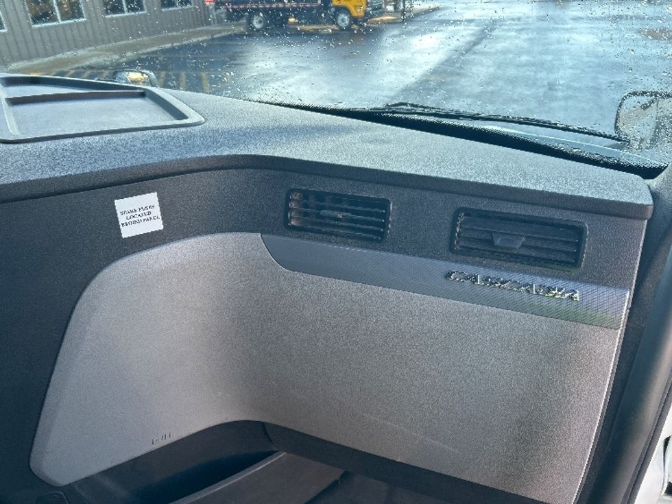 Sleeper Tractor-Heavy Duty Tractors-Freightliner-2019-T12664ST-Clackamas-OR-434,400\n\t\tmiles-$ 63,250 - Image 14