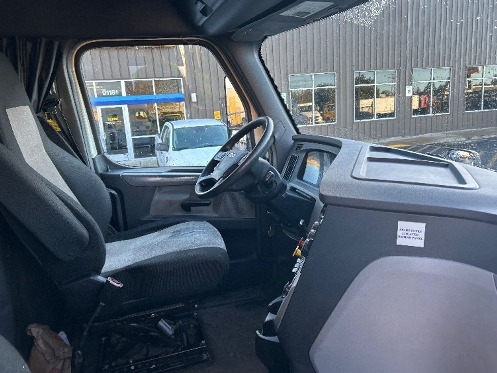 Sleeper Tractor-Heavy Duty Tractors-Freightliner-2019-T12664ST-Clackamas-OR-434,400\n\t\tmiles-$ 63,250 - Image 15