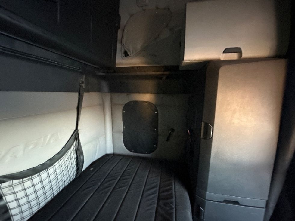 Sleeper Tractor-Heavy Duty Tractors-Freightliner-2019-T12664ST-Clackamas-OR-434,400\n\t\tmiles-$ 63,250 - Image 18