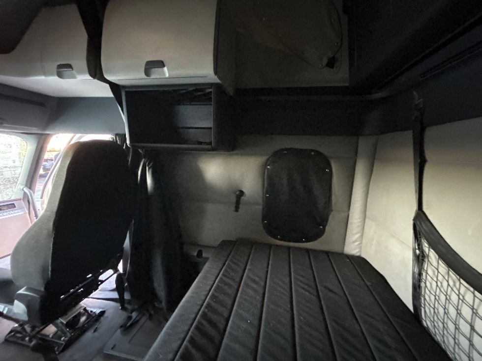 Sleeper Tractor-Heavy Duty Tractors-Freightliner-2019-T12664ST-Clackamas-OR-434,400\n\t\tmiles-$ 63,250 - Image 19