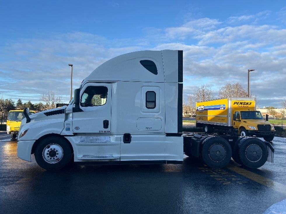 Sleeper Tractor-Heavy Duty Tractors-Freightliner-2019-T12664ST-Clackamas-OR-434,400\n\t\tmiles-$ 63,250 - Image 4