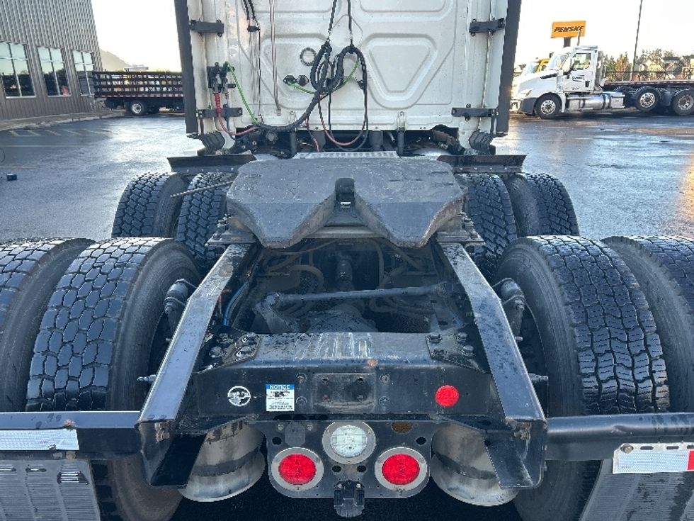 Sleeper Tractor-Heavy Duty Tractors-Freightliner-2019-T12664ST-Clackamas-OR-434,400\n\t\tmiles-$ 63,250 - Image 6