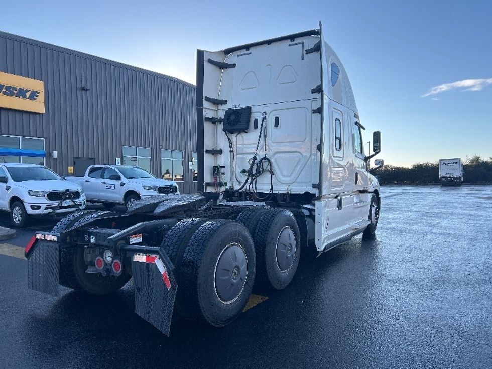 Sleeper Tractor-Heavy Duty Tractors-Freightliner-2019-T12664ST-Clackamas-OR-434,400\n\t\tmiles-$ 63,250 - Image 7