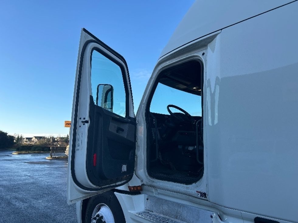 Sleeper Tractor-Heavy Duty Tractors-Freightliner-2019-T12664ST-Clackamas-OR-434,400\n\t\tmiles-$ 63,250 - Image 9