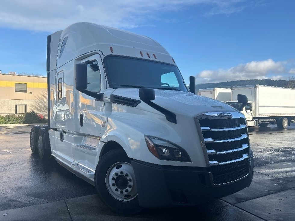 Sleeper Tractor-Heavy Duty Tractors-Freightliner-2019-T12664ST-Clackamas-OR-437,187\n\t\tmiles-$ 63,250 - Image 1