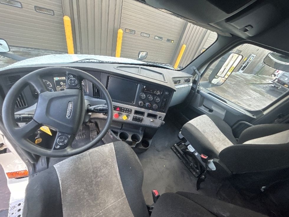 Sleeper Tractor-Heavy Duty Tractors-Freightliner-2019-T12664ST-Clackamas-OR-437,187\n\t\tmiles-$ 63,250 - Image 12