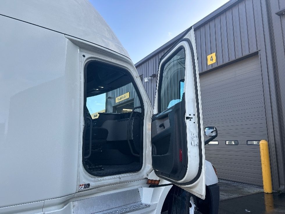 Sleeper Tractor-Heavy Duty Tractors-Freightliner-2019-T12664ST-Clackamas-OR-437,187\n\t\tmiles-$ 63,250 - Image 13