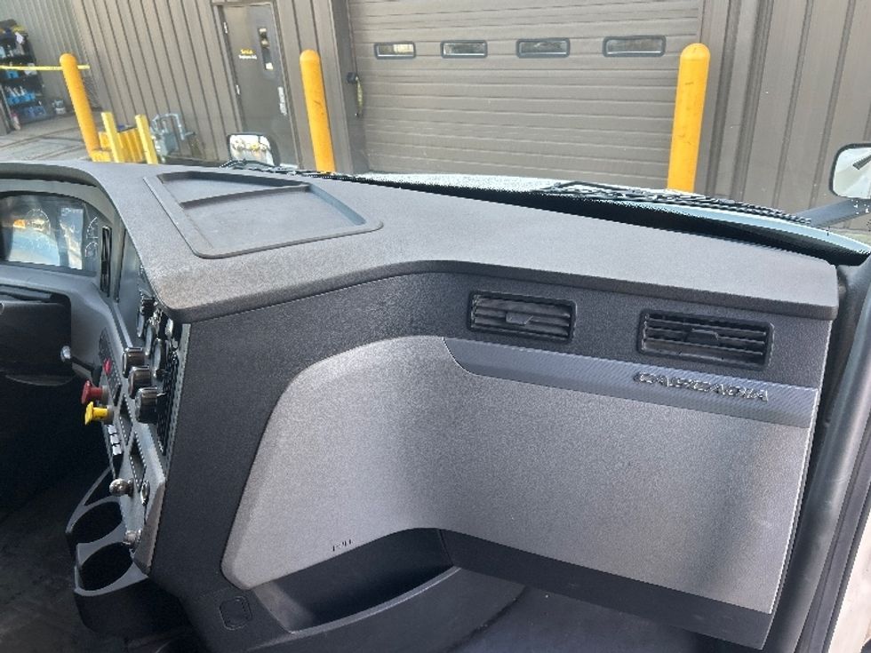 Sleeper Tractor-Heavy Duty Tractors-Freightliner-2019-T12664ST-Clackamas-OR-437,187\n\t\tmiles-$ 63,250 - Image 14